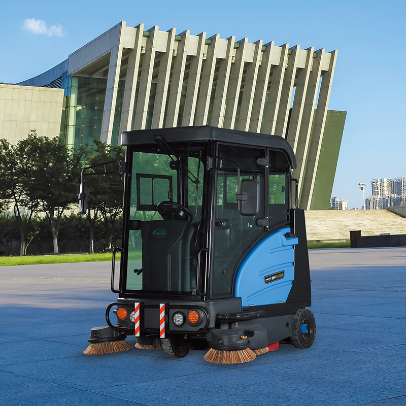 驾驶式扫地车让保洁更简单！