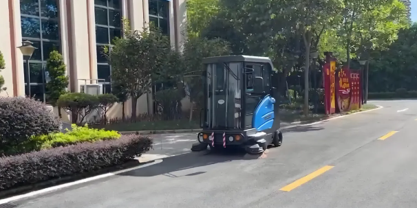 迎接夏天，杏耀扫地车助您户外清凉作业