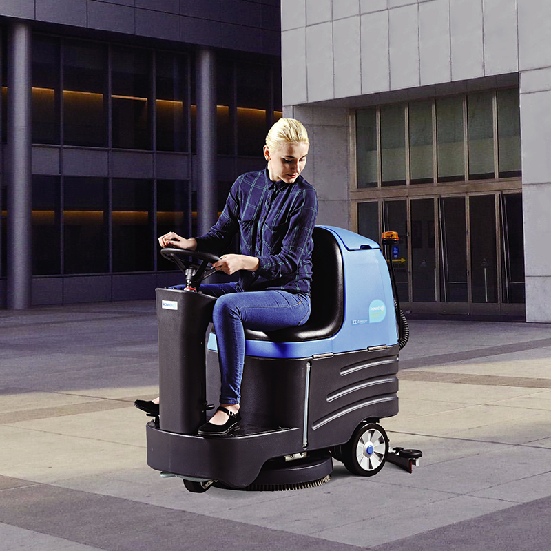 仓库地面清洗，使用驾驶式洗地机效率高洁净强