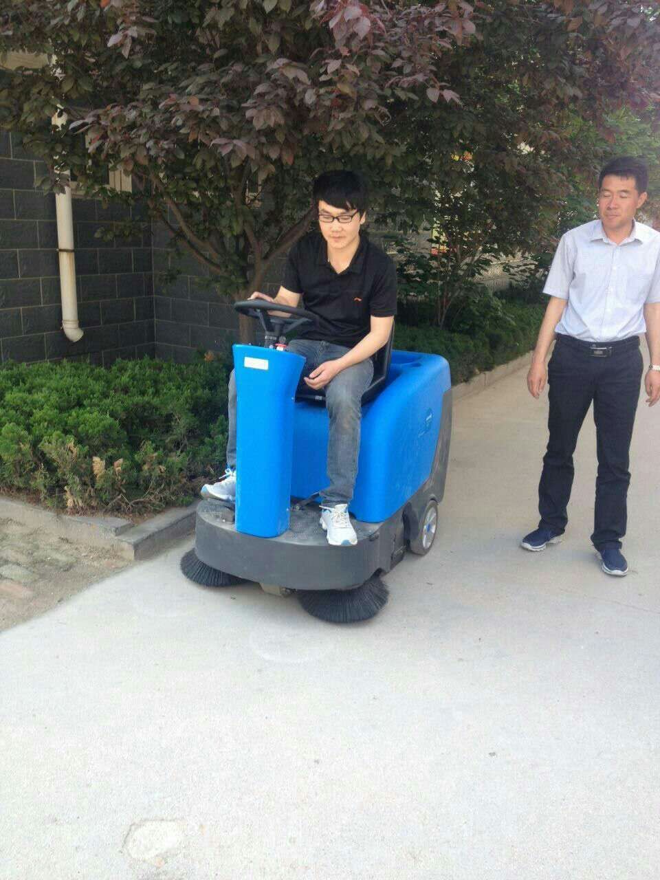 为什么越来越多的小区物业采购电动驾驶式扫地车