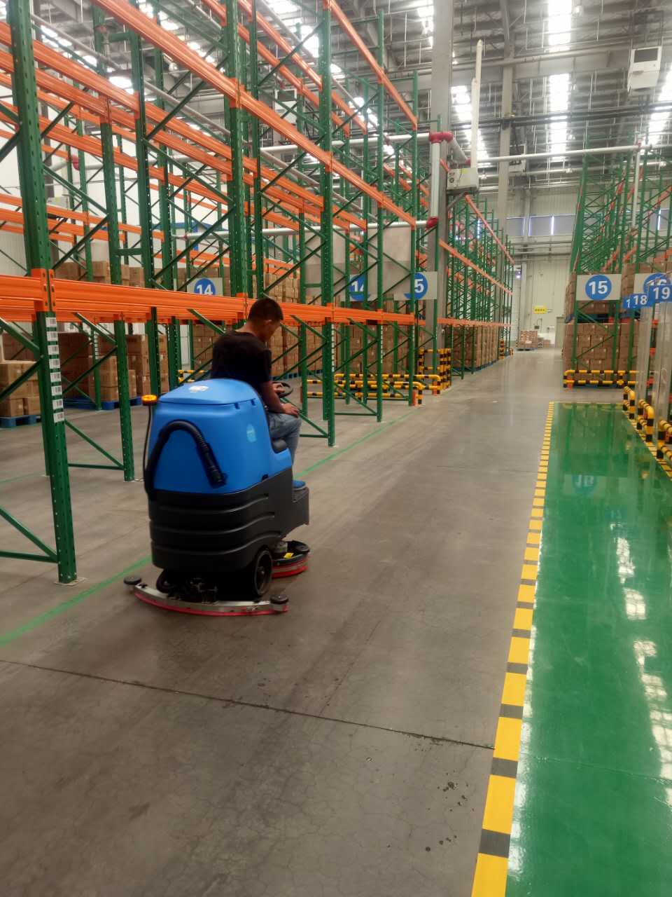 类似于工厂、超市等大面积地面做保洁用杏耀洗地机不仅减轻劳动还可以节约成本