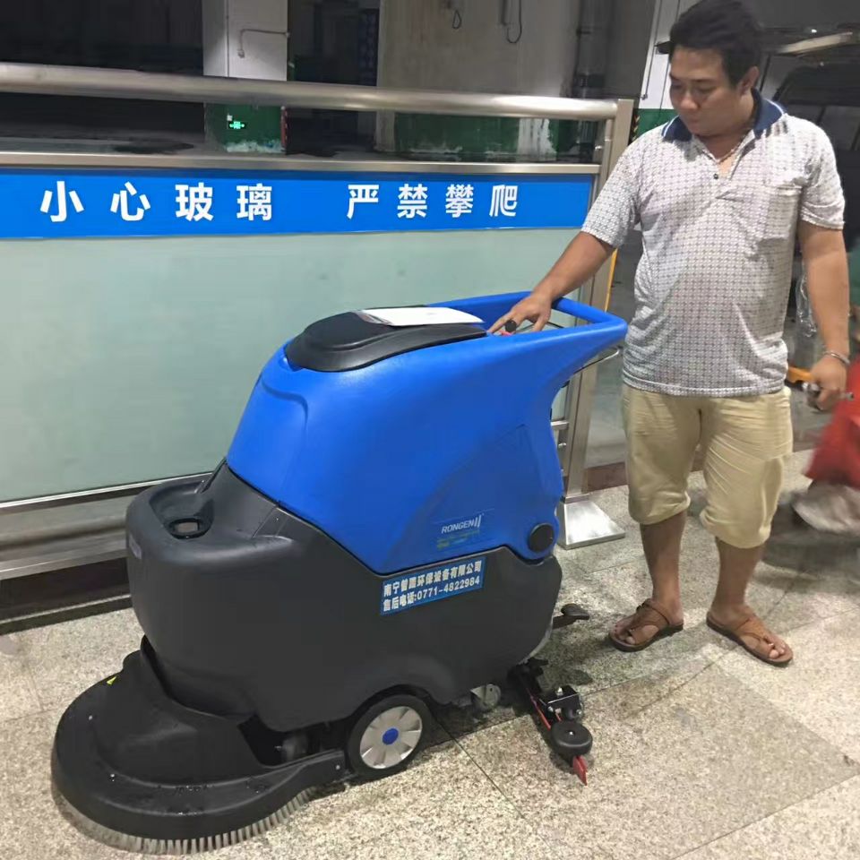 酒店,商场,超市该如何选择全自动洗地机?