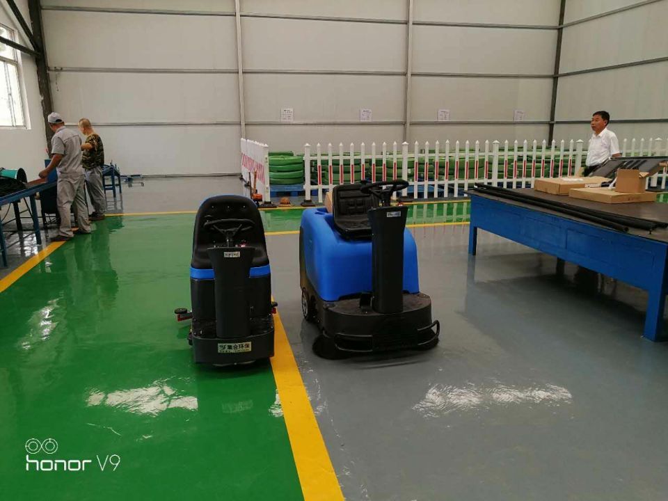 购买手推式洗地机跟驾驶式洗地机哪个更合算?