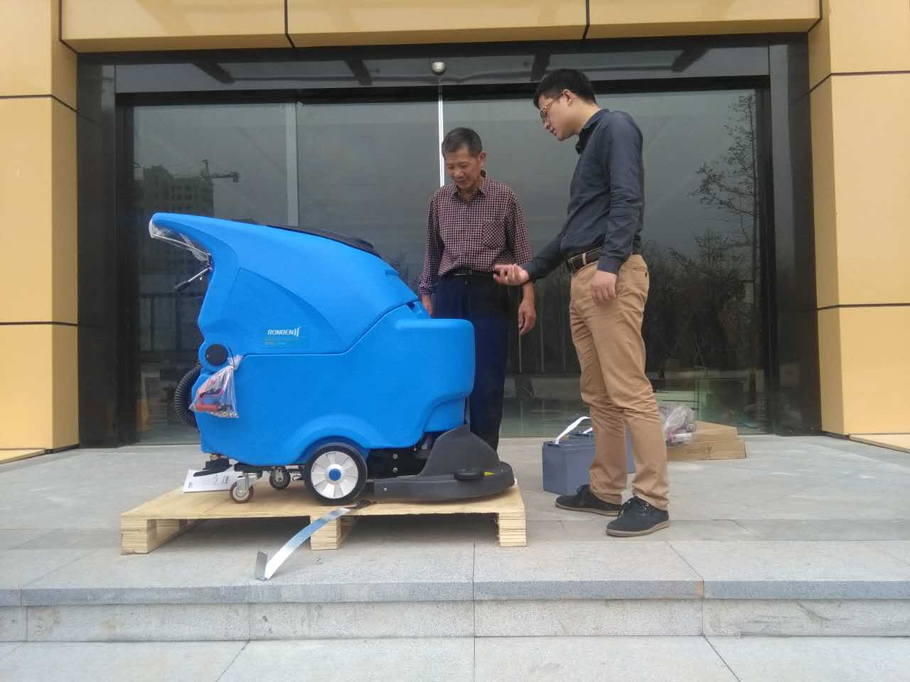 洗地机做清洁给工厂保洁带来了极大的便捷