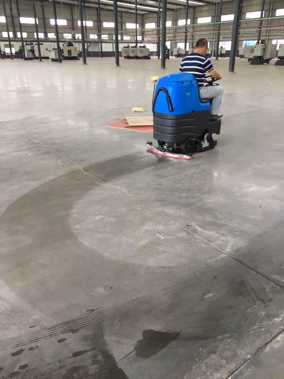 使用杏耀电瓶式全自动洗地机需要做清洁的三大优势分析