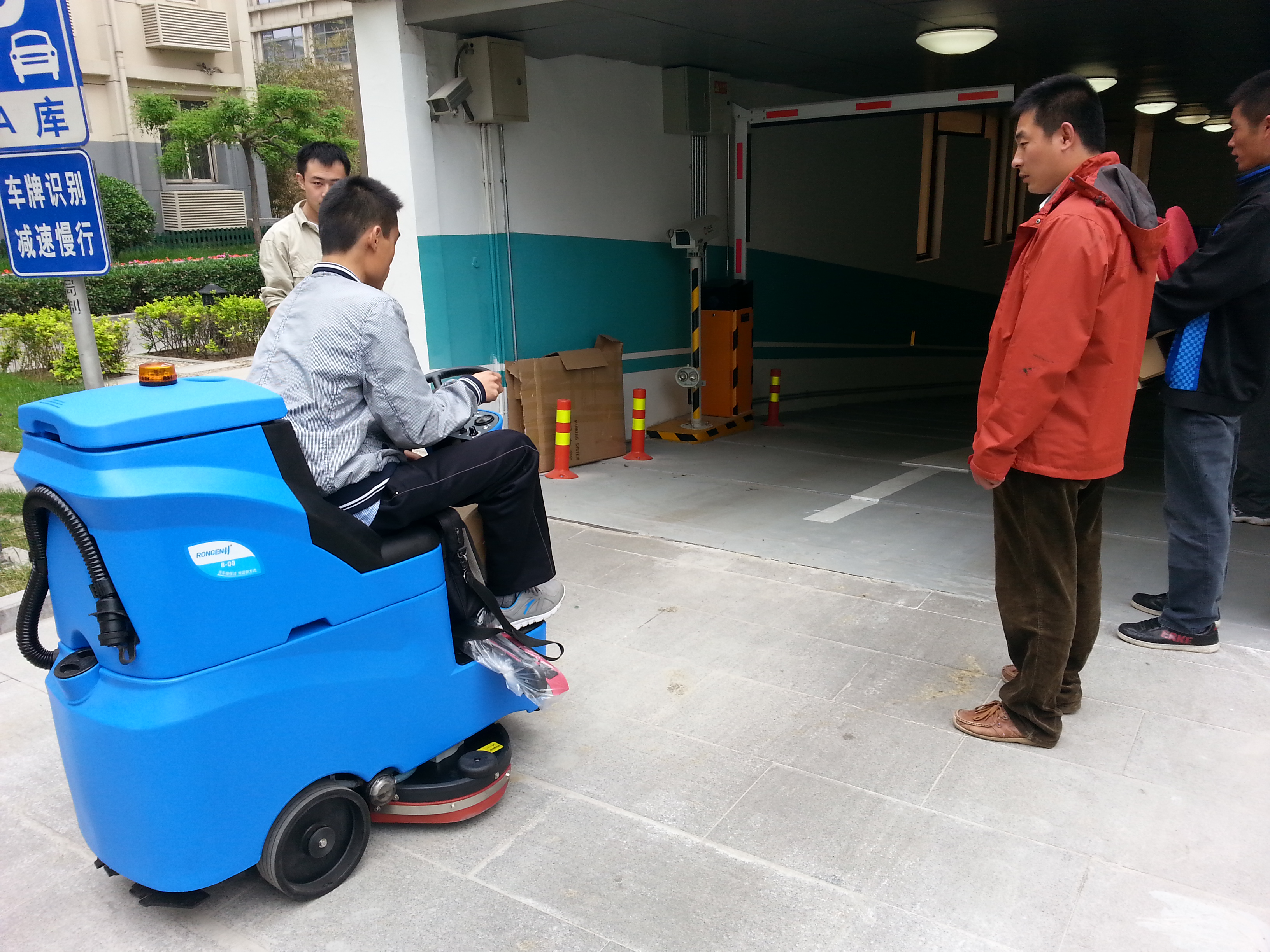 驾驶式洗地机如何选择?