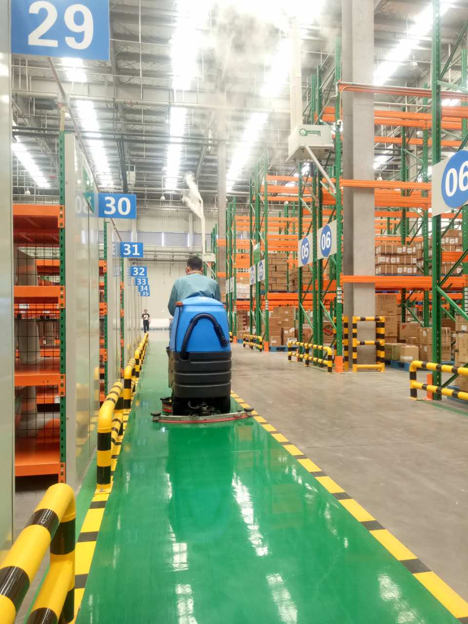 面对与非常脏的地面杏耀中型驾驶洗地机怎样把地面清洗干净