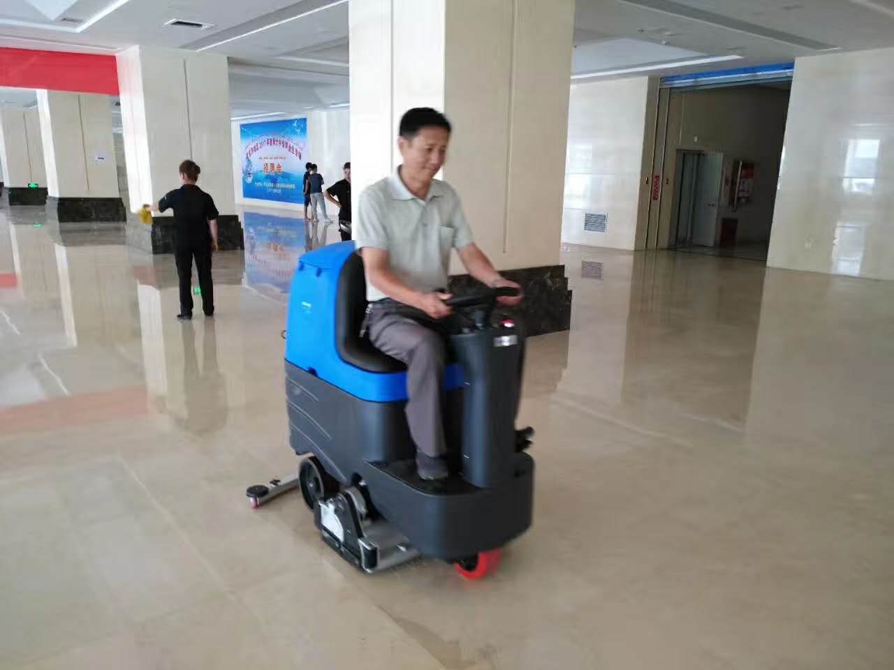 商场地面清洗为什么要选用洗地机？