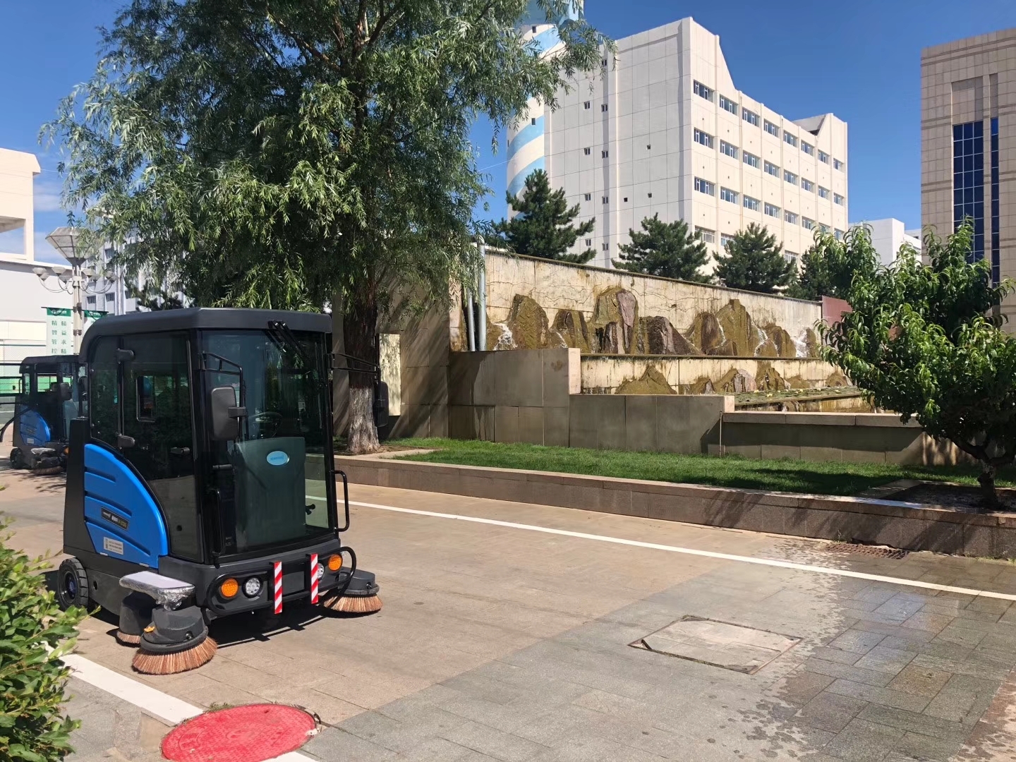 驾驶式扫地车让保洁更简单！