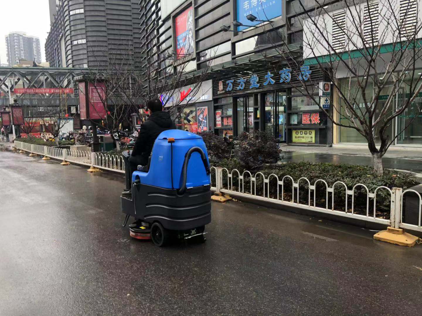 杏耀驾驶式洗地车——环卫工人的守护神！