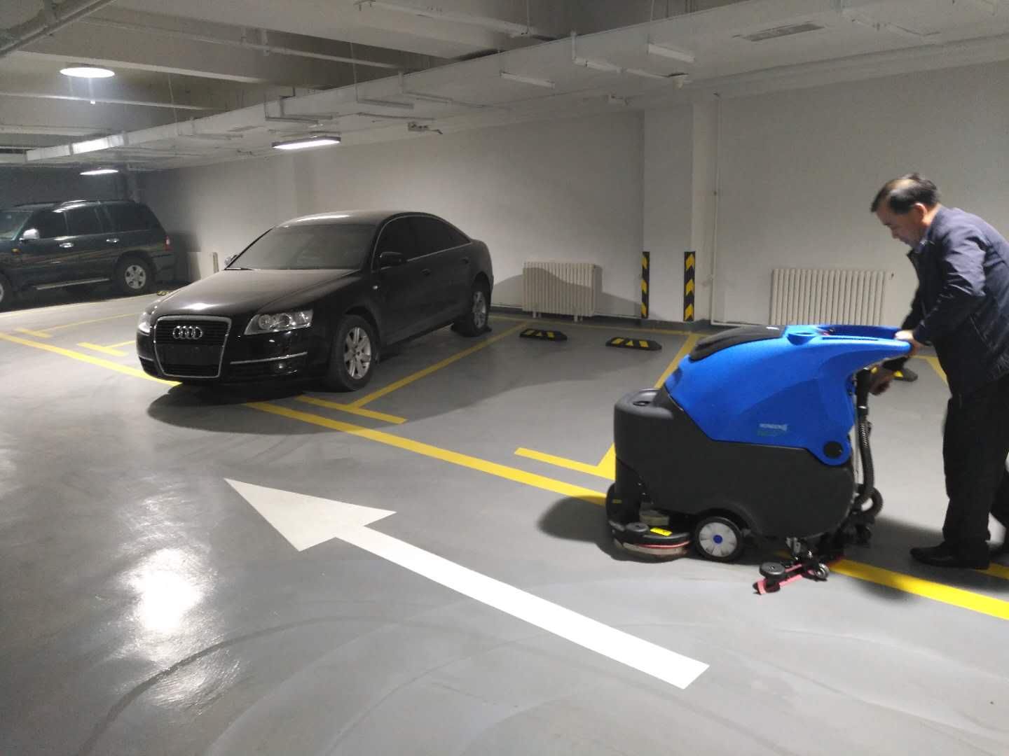 全自动洗地机得到工业领域的认可,为工人提供更加干净舒适的工作环境!