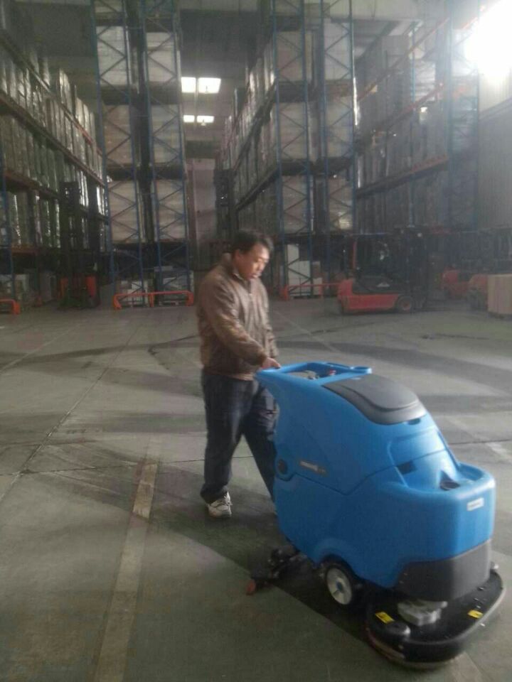 车间地面用全自动洗地机好还是驾驶式洗地机好