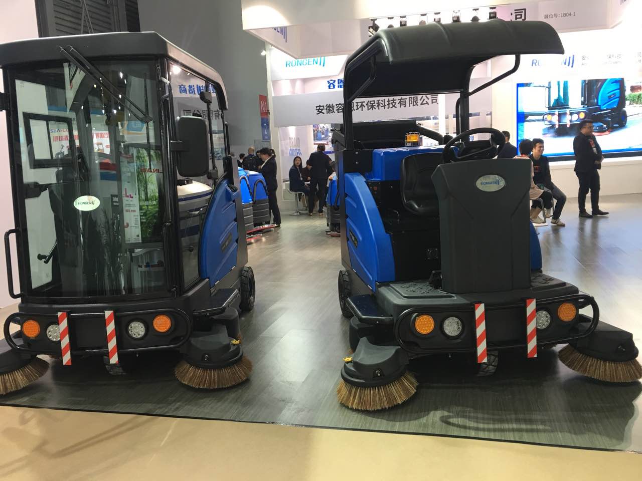 杏耀骑兵系列扫地车霸气登临上海清洁展