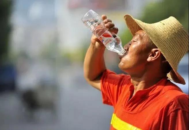 杏耀助力夏季高温清洁作业